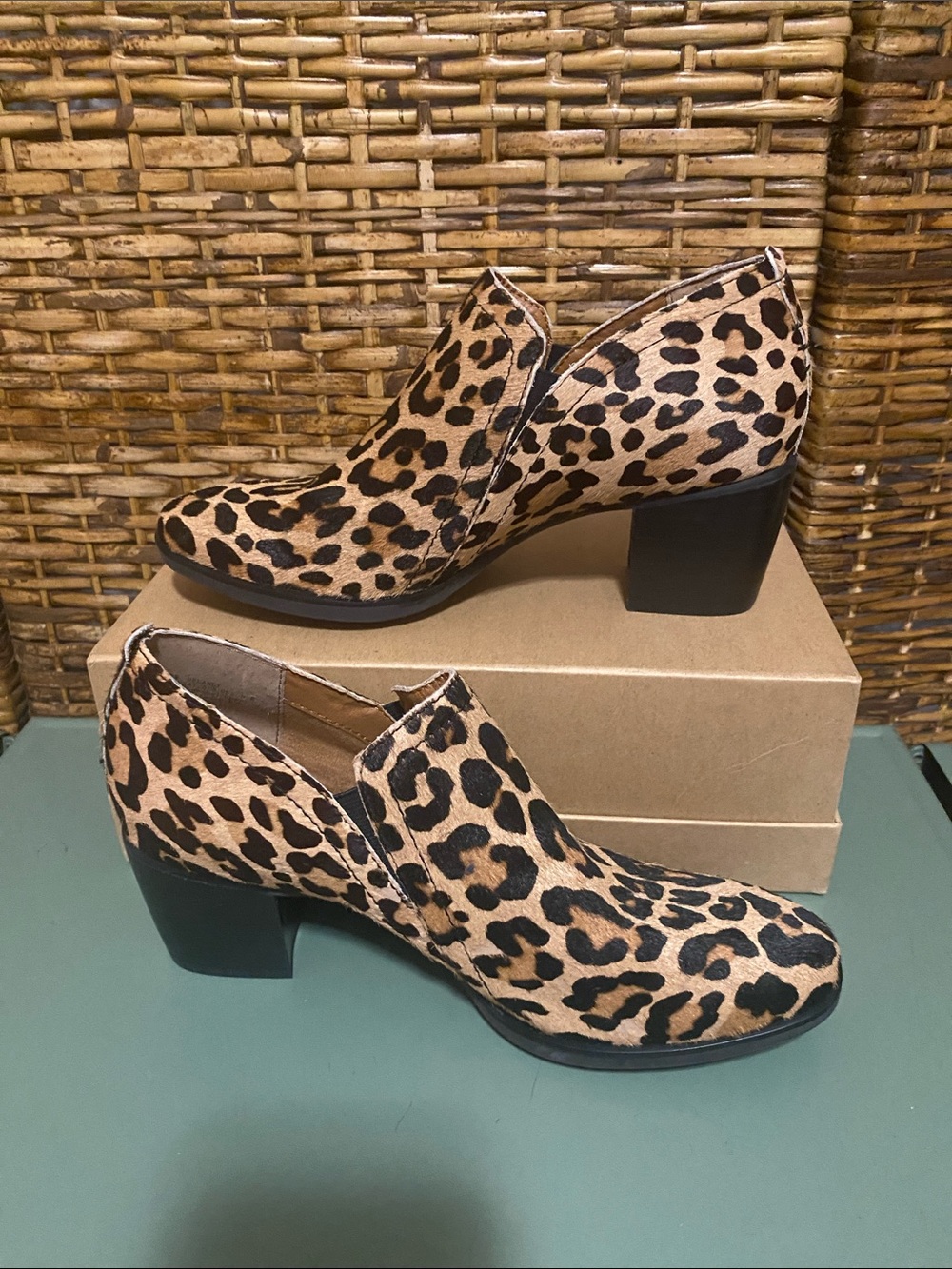 NWT Aetrex Delaney Genuine Leather Calf Hair Leopard Orthotic Bootie 7 1/2 - Picture 2 of 7